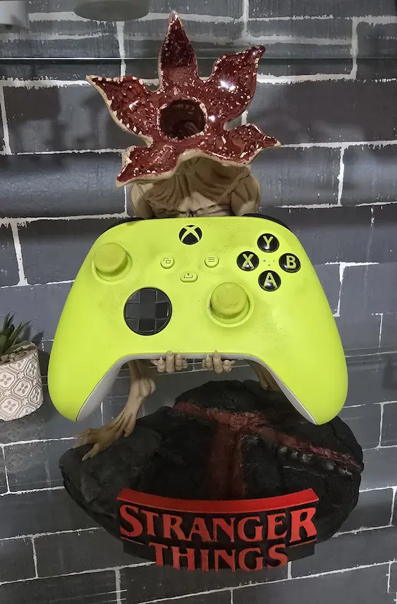 Figura Demogorgon con control impresa en 3D